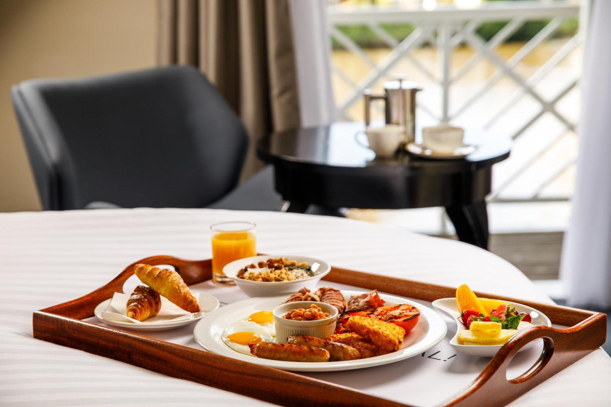 Sunday London Staines-Upon-Thames Heathrow T5 Otel Dış mekan fotoğraf