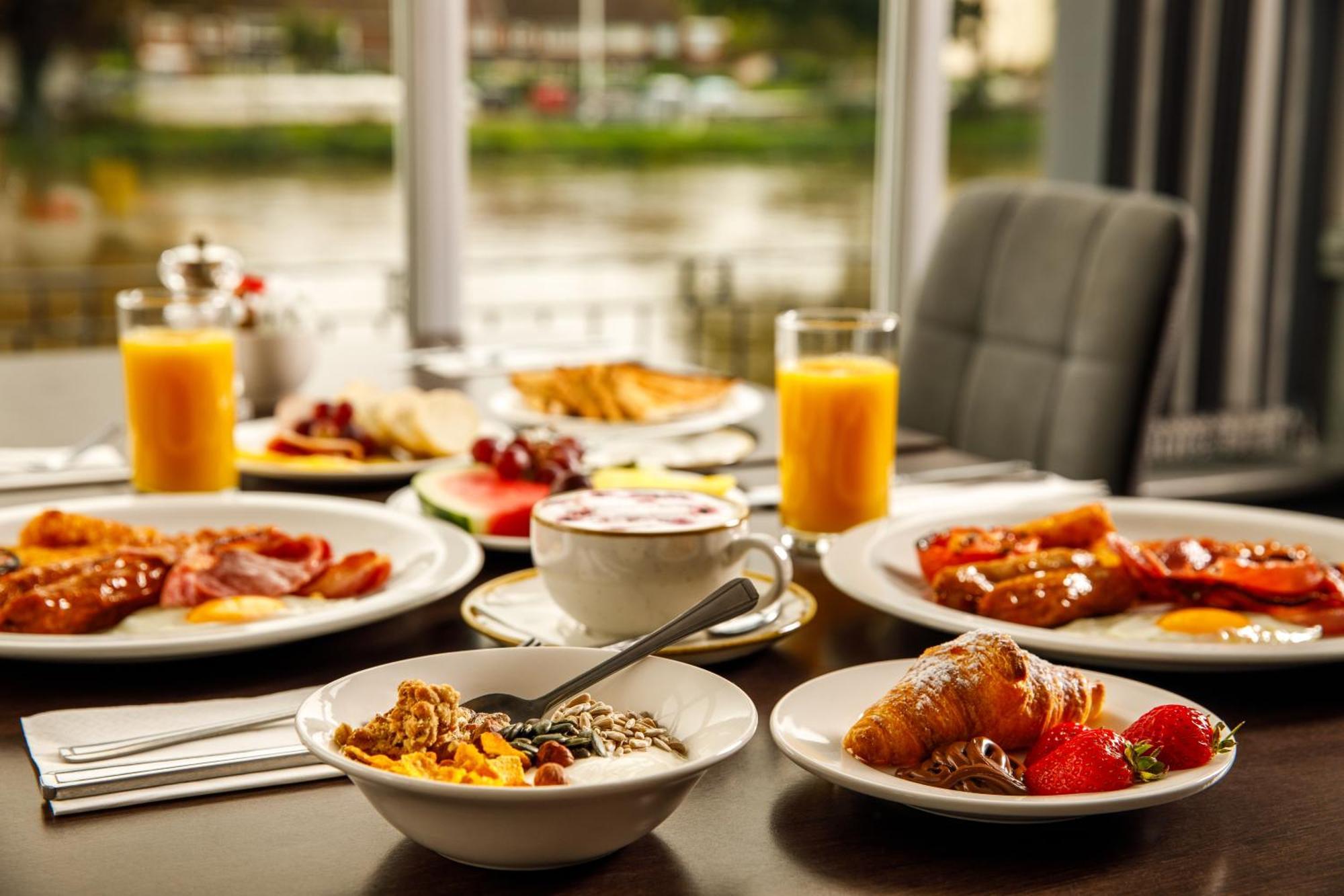 Sunday London Staines-Upon-Thames Heathrow T5 Otel Dış mekan fotoğraf