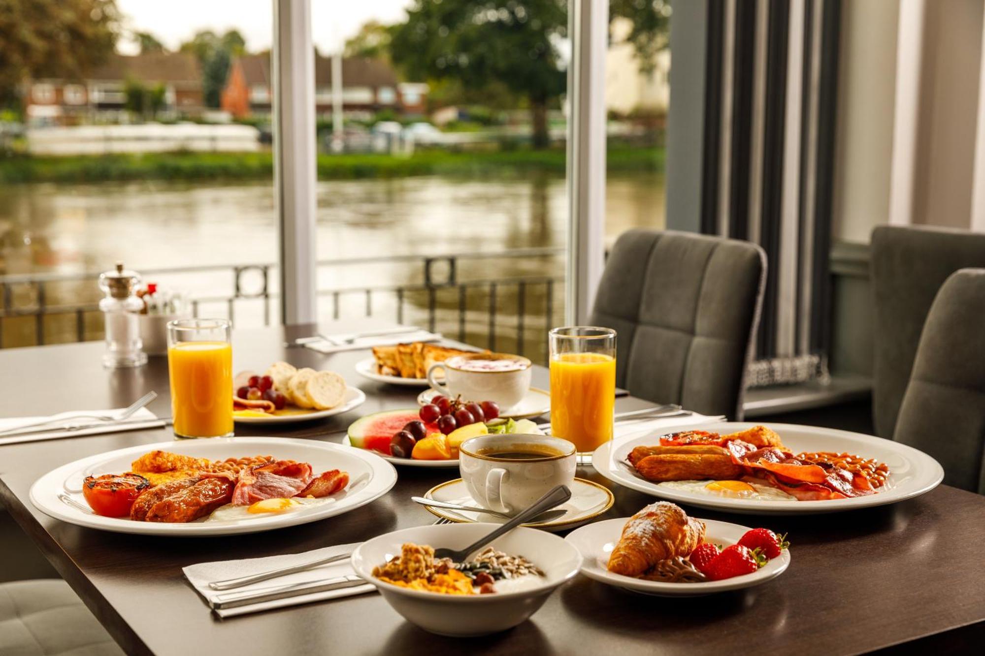 Sunday London Staines-Upon-Thames Heathrow T5 Otel Dış mekan fotoğraf