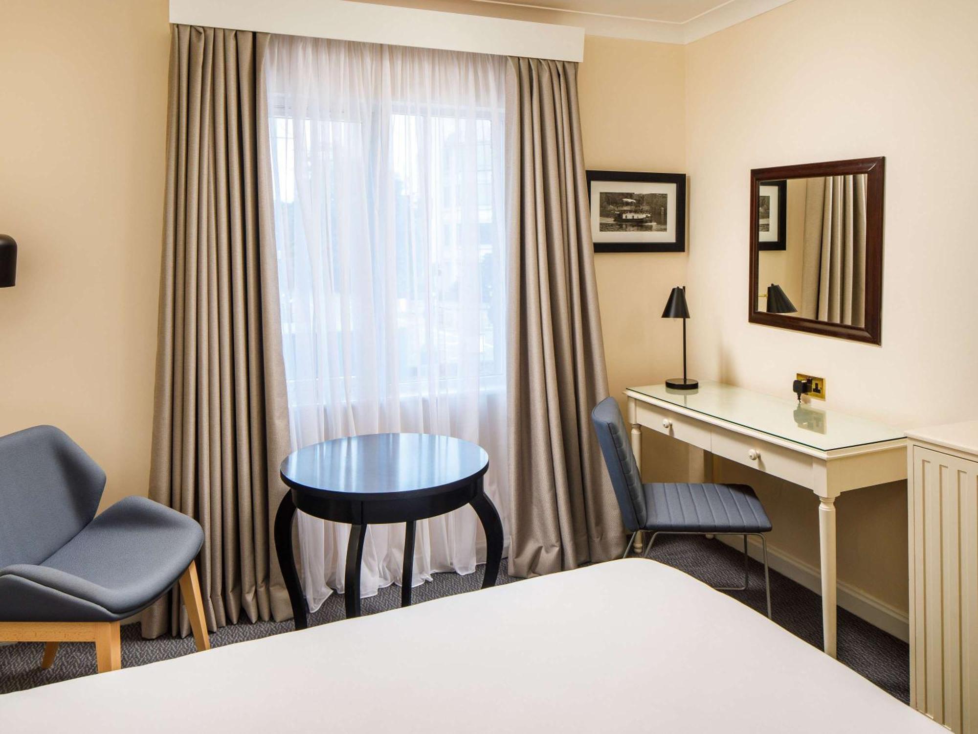 Sunday London Staines-Upon-Thames Heathrow T5 Otel Dış mekan fotoğraf