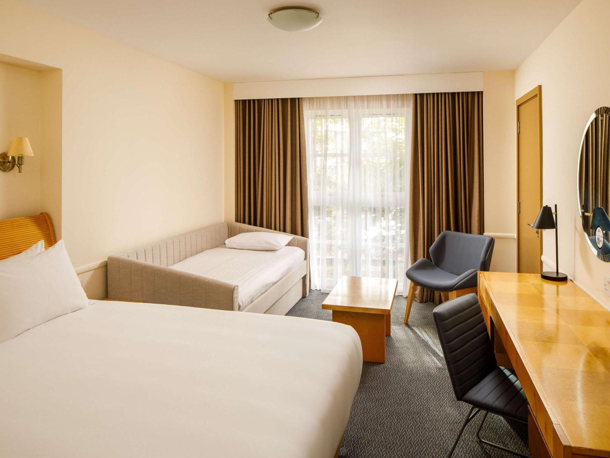 Sunday London Staines-Upon-Thames Heathrow T5 Otel Dış mekan fotoğraf