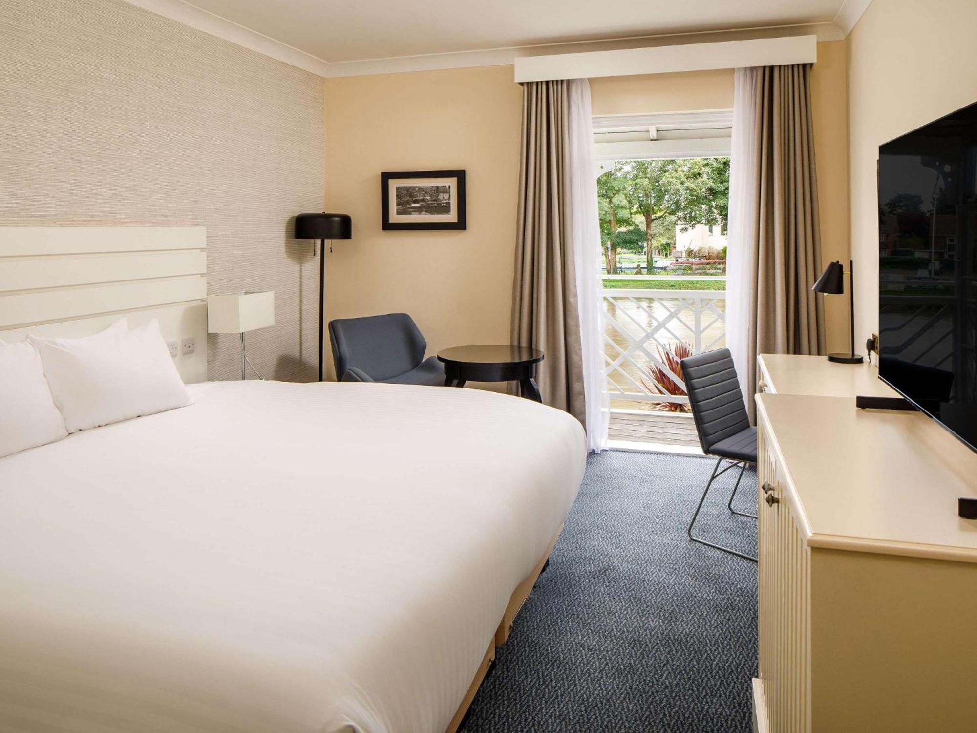 Sunday London Staines-Upon-Thames Heathrow T5 Otel Dış mekan fotoğraf