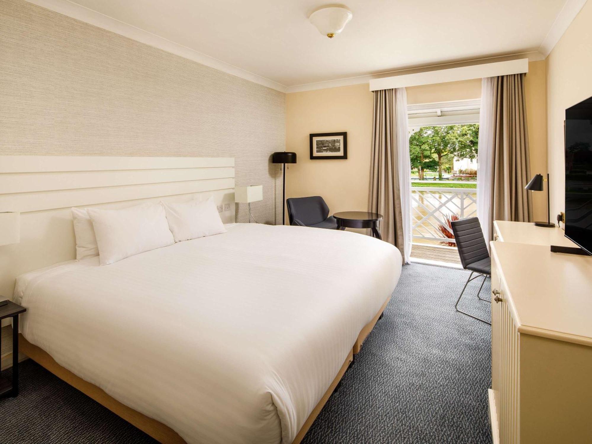 Sunday London Staines-Upon-Thames Heathrow T5 Otel Dış mekan fotoğraf