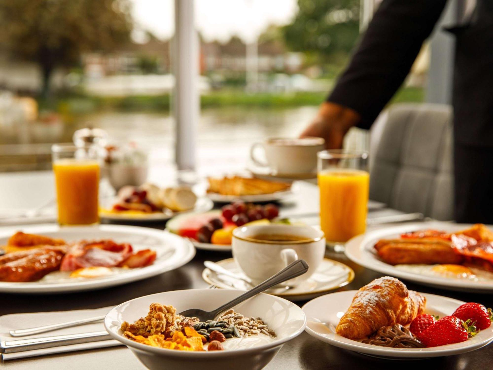 Sunday London Staines-Upon-Thames Heathrow T5 Otel Dış mekan fotoğraf