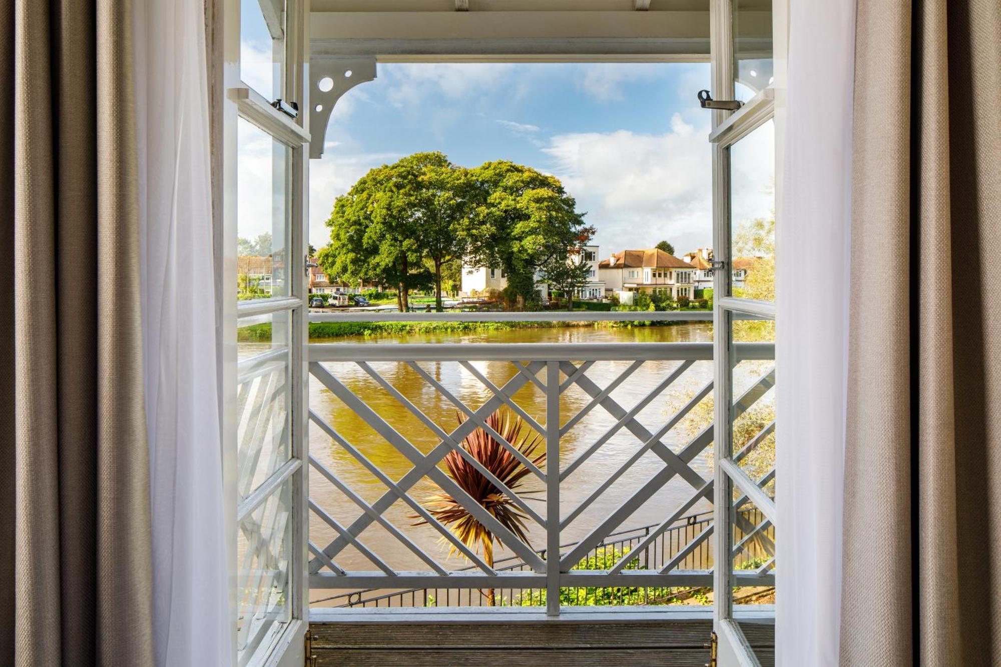 Sunday London Staines-Upon-Thames Heathrow T5 Otel Dış mekan fotoğraf