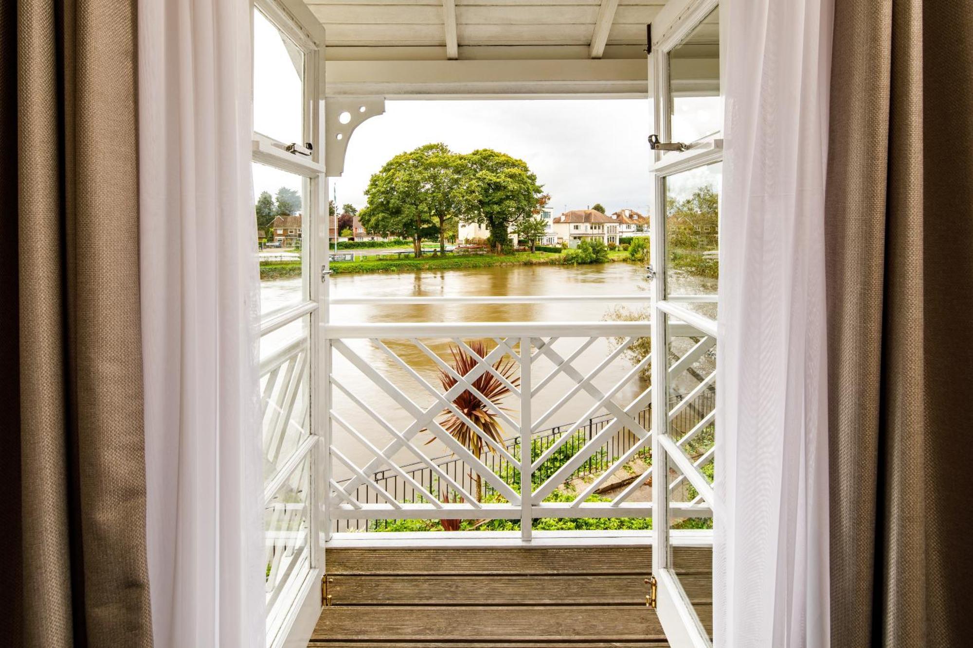 Sunday London Staines-Upon-Thames Heathrow T5 Otel Dış mekan fotoğraf