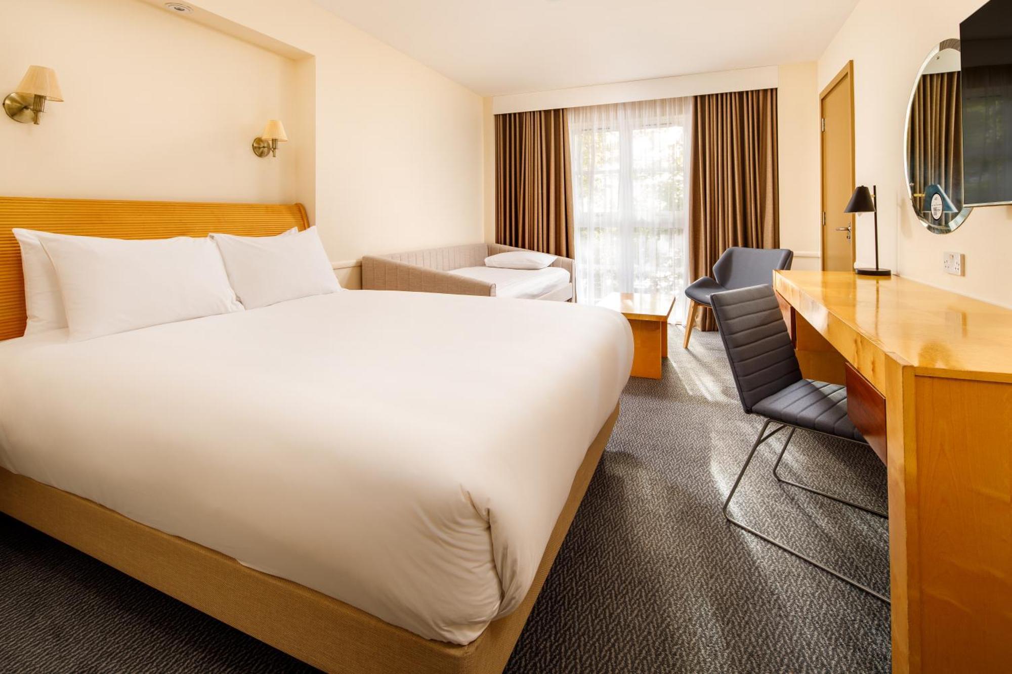Sunday London Staines-Upon-Thames Heathrow T5 Otel Dış mekan fotoğraf